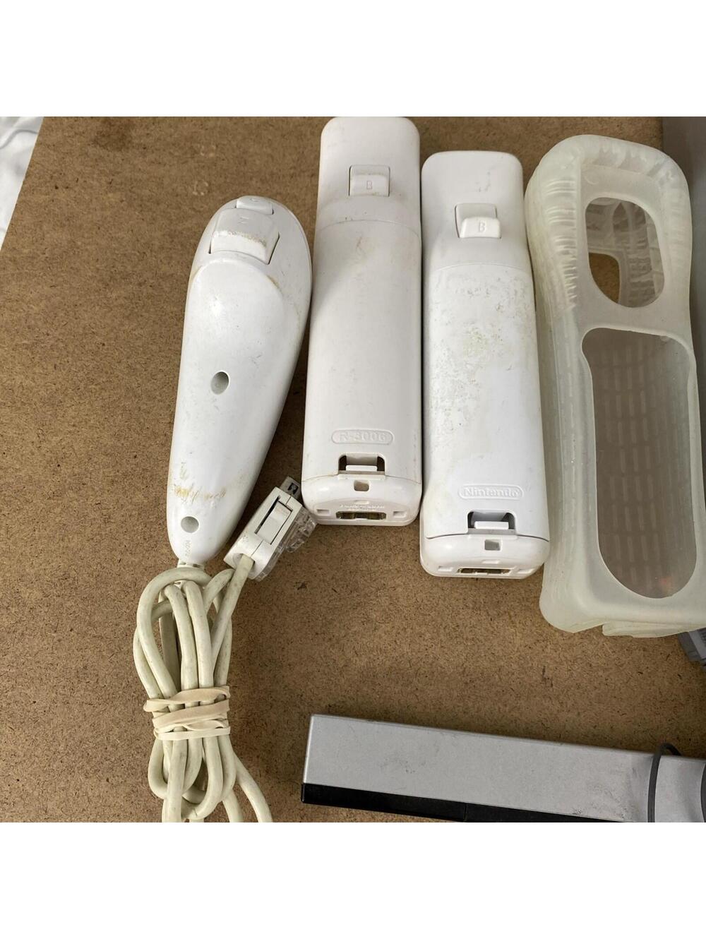 Nintendo Wii Game System Console with 2-REMOTES Bundle ALSO PLAYS GAMECUBE Games - Picture 3 of 9